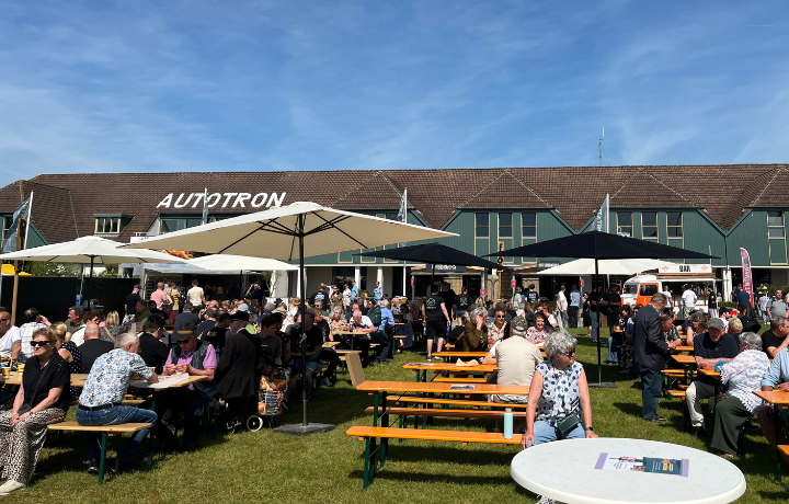 25ste editie van Rock around the Jukebox Open-Air Market bij Autotron
